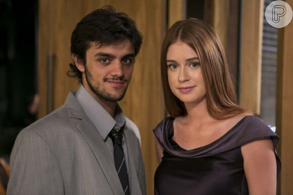 Eliza (Marina Ruy Barbosa) faz striptease para Jonatas (Felipe Simas), na novela 'Totalmente Demais'