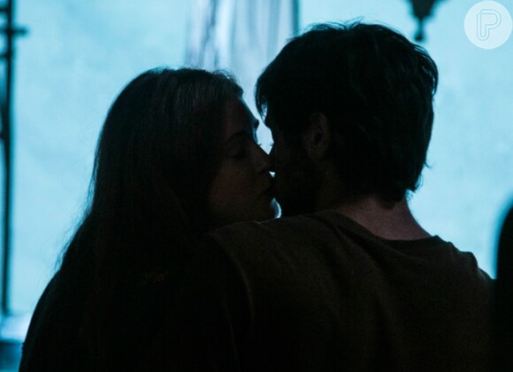 Eliza (Marina Ruy Barbosa) e Jonatas (Felipe Simas) fazem sexo, na novela 'Totalmente Demais'
