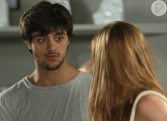 Jonatas (Felipe Simas) fica espantado com a atitude de Eliza (Marina Ruy Barbosa), na novela 'Totalmente Demais': 'Essa sua atitude. Juro que não esperava'