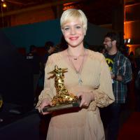 Leandra Leal recebe prêmio de Melhor Atriz no Festival do Rio 2013