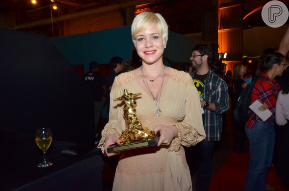 Leandra Leal levou o troféu de Melhor Atriz na cerimônia de encerramento e premiação do Festival do Rio, em 10 de outubro de 2013