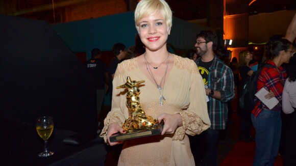 Leandra Leal recebe prêmio de Melhor Atriz no Festival do Rio 2013