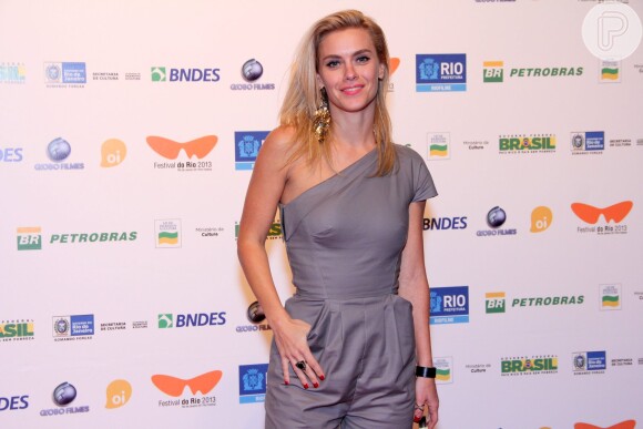 Carolina Dieckmann usou traje de um ombro só na cerimônia de encerramento do Festival do Rio