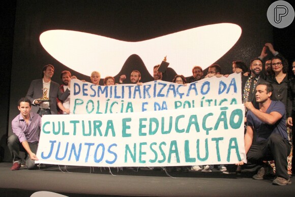 Leandra Leal e outros artistas fazem protesto na cerimônia de encerramento e premiação do Festival do Rio em 10 de outubro de 2013