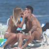 Lucas Lucco foi fotografado aos beijos com a modelo Paula Monnerat em praia do Rio em 11 de abril de 2016