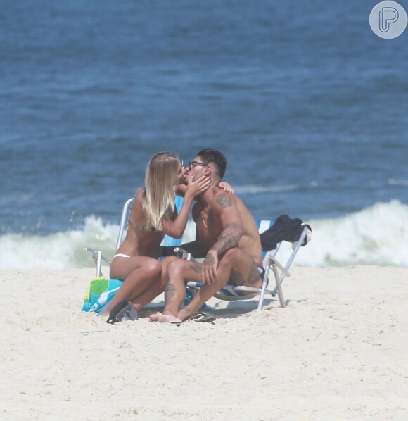 Lucas Lucco foi fotografado aos beijos com a modelo Paula Monnerat em praia do Rio em 11 de abril de 2016