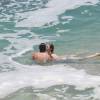 Nathalia Dill e Sergio Guizé foram flagrados aos beijos em praia do Rio em janeiro de 2015, mas só assumiram o namoro em abril seguinte
