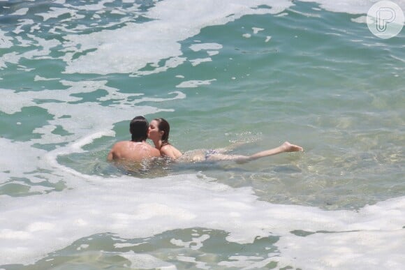 Nathalia Dill e Sergio Guizé foram flagrados aos beijos em praia do Rio em janeiro de 2015, mas só assumiram o namoro em abril seguinte