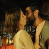 Leila (Juliana Didone) e Gahiji (Fernando Sampaio) se beijam novamente, mas acabam flagrados por Bezalel (Igor Cosso), na novela 'Os Dez Mandamentos - Nova Temporada', na terça-feira, 3 de maio de 2016