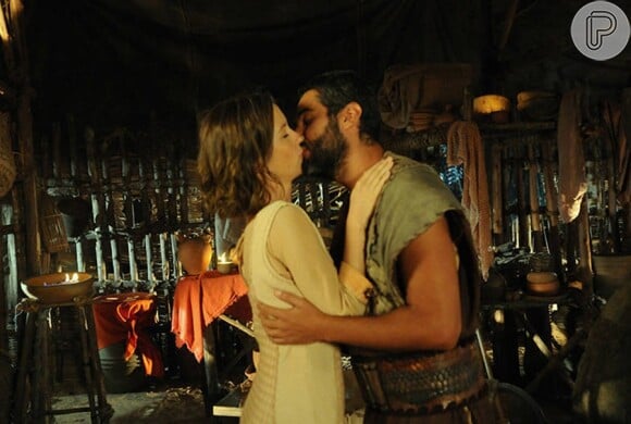 Leila (Juliana Didone) e Gahiji (Fernando Sampaio) se beijam novamente, mas acabam flagrados por Bezalel (Igor Cosso), na novela 'Os Dez Mandamentos - Nova Temporada', na terça-feira, 3 de maio de 2016