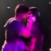 Anitta rejeita beijo na boca de pagodeiro durante show no Rio. Veja vídeo!
