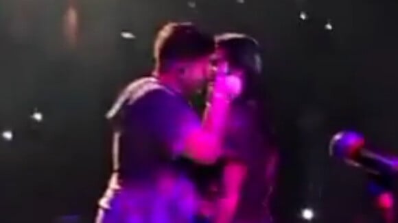 Anitta rejeita beijo na boca de pagodeiro durante show no Rio. Veja vídeo!