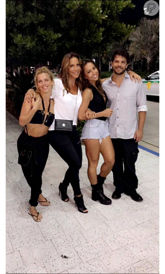 Carolina Dieckmann, Ivete Sangalo, Sabrina Sato e o namorado, Duda Nagle, posam a caminho do show de Beyoncé em Miami, nos Estados Unidos
