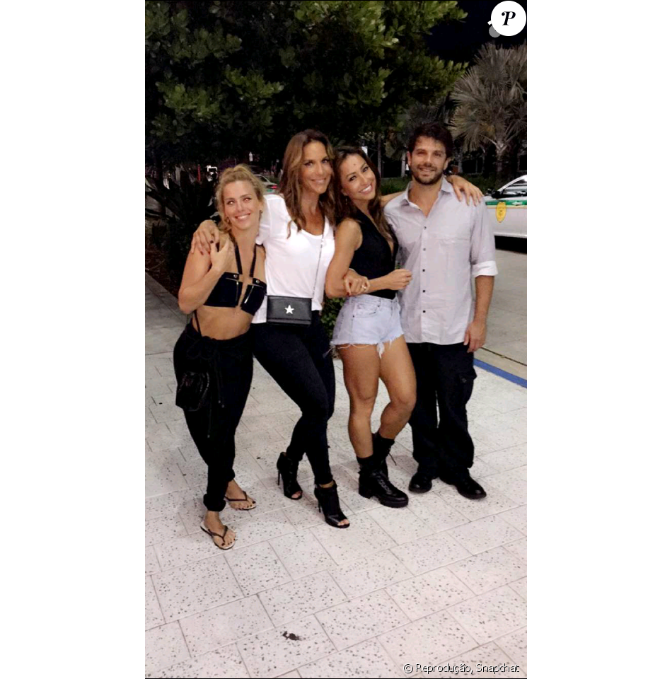 Carolina Dieckmann, Ivete Sangalo, Sabrina Sato e o namorado, Duda Nagle, posam a caminho do show de Beyoncé em Miami, nos Estados Unidos
