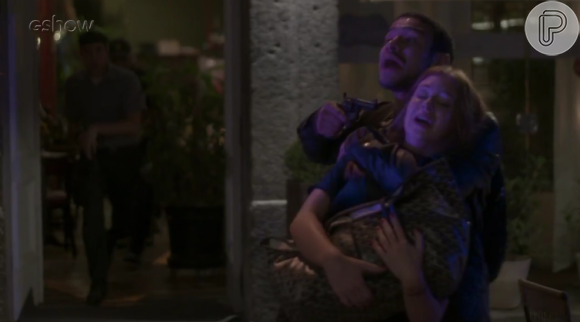 Em 'Totalmente Demais', a polícia tenta negociar com Jacaré (Sérgio Malheiros), mas o bandido se recusa e foge com Eliza (Marina Ruy Barbosa)