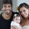 Casada com Hugo Moura, Debora Secco contou que ela e o marido dispensaram a babá nos primeiros meses e passaram a cuidar de Maria Flor sozinhos