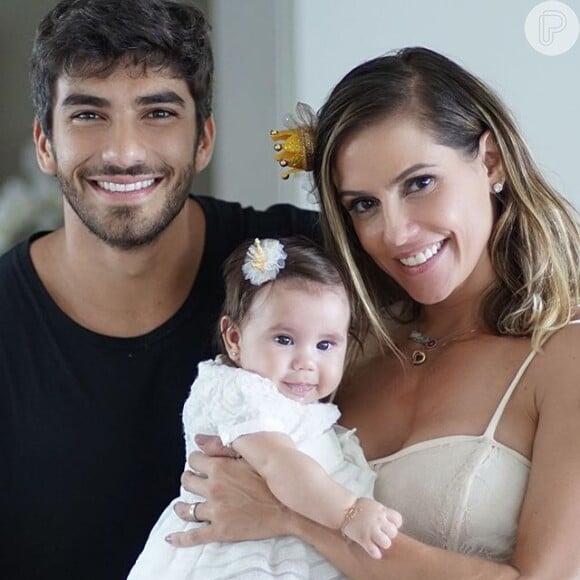 Casada com Hugo Moura, Debora Secco contou que ela e o marido dispensaram a babá nos primeiros meses e passaram a cuidar de Maria Flor sozinhos