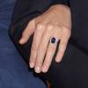 Em detalhe, o anel de noivado dado pelo Príncipe, avaliado em R$ 1 milhão na época. Hoje a peça está avaliada em 1,5 milhões