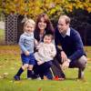A Família Real Brintânica divulgou a foto oficial de natal em 2015, onde George aparece sorridente e Charlotte, então com sete meses, parece se divertir