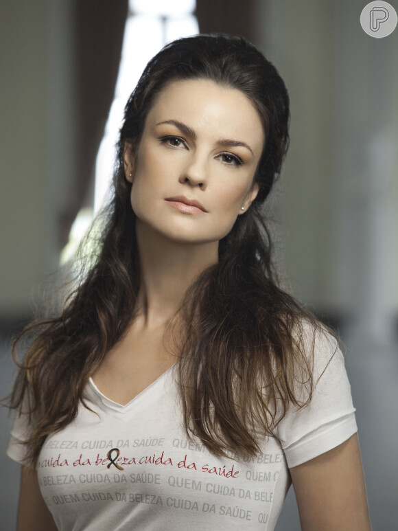 Carolina Kasting posa para o calendário de 2014 Cabelereiros Contra a Aids, da Fundação L'Óreal, na campanha 'Quem cuida da beleza, cuida da saúde'