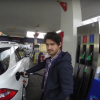 Fiorella Mattheis brincou ao filmar Alexandre Pato abastecendo o próprio carro em um posto. 'Vou mostrar para vocês como se coloca gasolina na Inglaterra. Você chega aqui, ó, e pede para o frentista colocar para você'