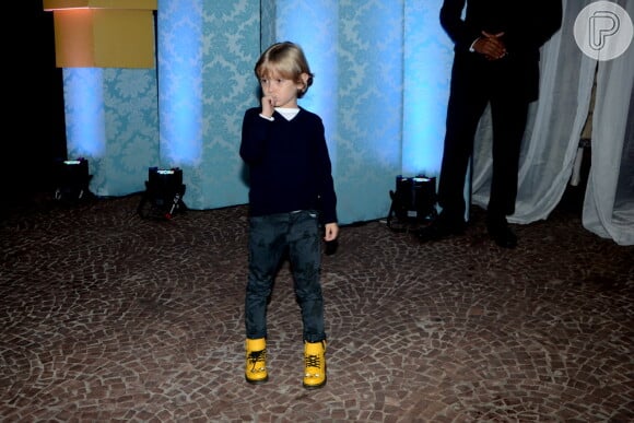 Vittorio, de 5 anos, filho de Adriane Galisteu com Alexandre Iodice, foi sozinho para a celebração de Isabella