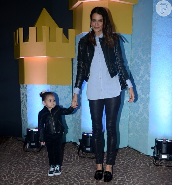 A modelo Fernanda Motta e a filha Chloe, de 2 anos, também prestigiaram Isabella