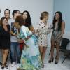 Letícia Lima ficou no canto da foto enquanto outros famosos posavam com Ana Carolina nos bastidores de show recente da cantora no Rio