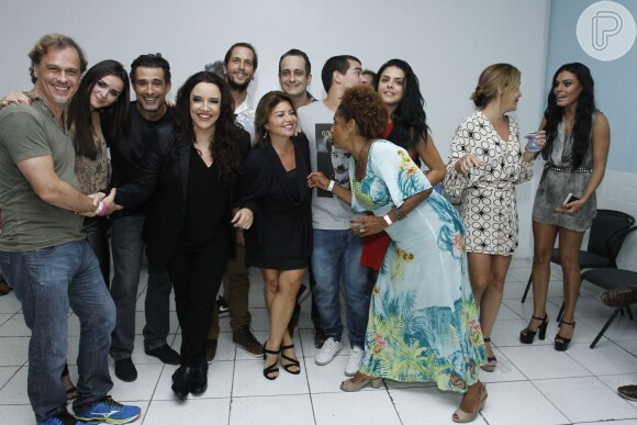 Letícia Lima ficou no canto da foto enquanto outros famosos posavam com Ana Carolina nos bastidores de show recente da cantora no Rio