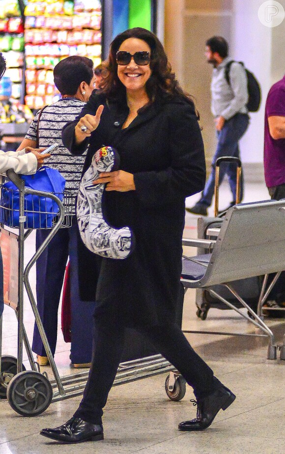 Ana Carolina embarcou em aeroporto no Rio de Janeiro acompanhada de Letícia Lima