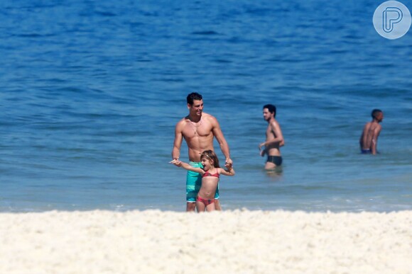 Recentemente, Cauã curtiu um dia de praia com a pequena Sofia e não esconde ser pai babão: 'Moro num lugar que tem muita criança da faixa etária da Sofia e me sinto privilegiado'