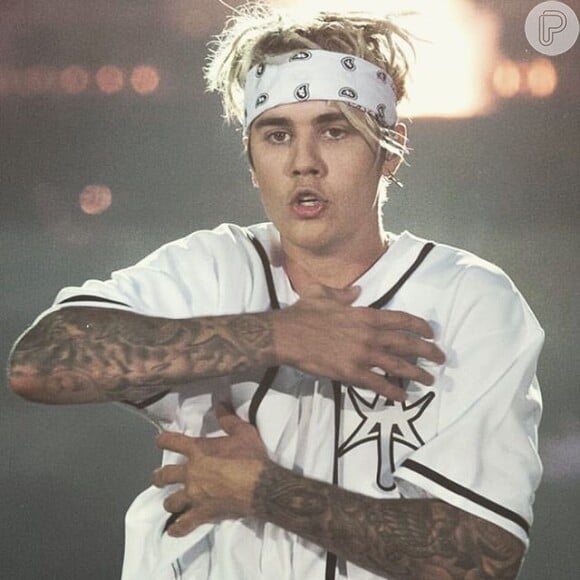 Antes da mudança de visual, Justin Bieber exibia cabelos platinados e dreads