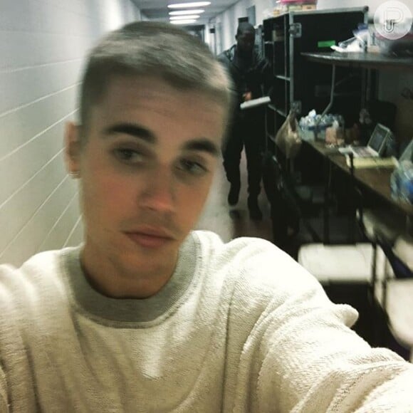 Em seu perfil no Instagram, Justin Bieber publicou algumas fotos do novo look