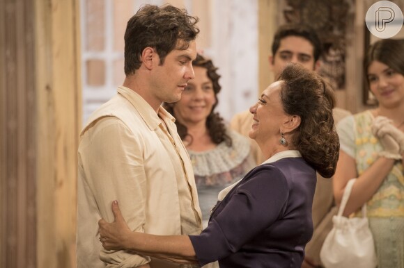 Anastácia (Eliane Giardini) reconheceu Candinho (Sergio Guizé) como filho e o levou para morar com ela, na novela 'Êta Mundo Bom!'