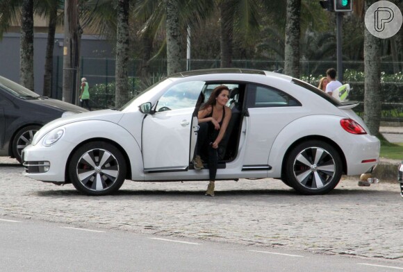 Deborah Secco foi dirigindo seu carro até a praia da Barra da Tijuca. A atriz possui um Fusca da Volkswagen