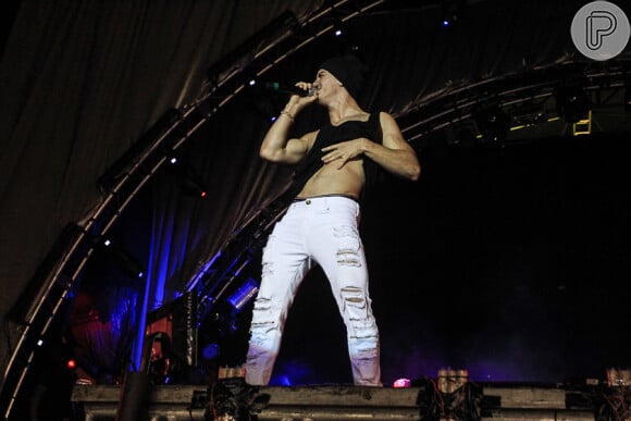 Biel causou alvoroço ao tirar a camisa durante um show em Niterói, no Rio de Janeiro