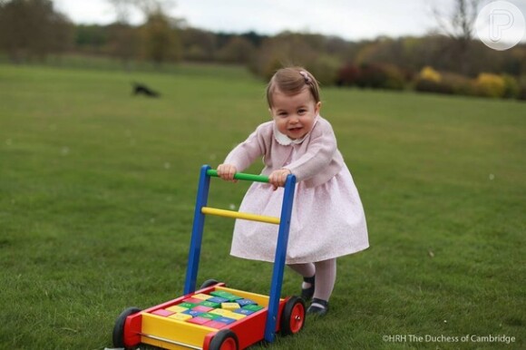 Princesa Charlotte esbanjou fofura em novas fotos divulgadas no perfil do Kensington Palace