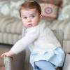 Príncipe William e Kate Middleton divulgaram fotos da filha mais nova, Charlotte, em homenagem à chegada do aniversário de 1 ano da princesa
