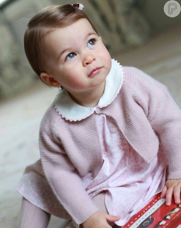 Fotos da princesa Charlotte foram divulgadas pela família real britânica neste domingo, 1 de maio de 2016 