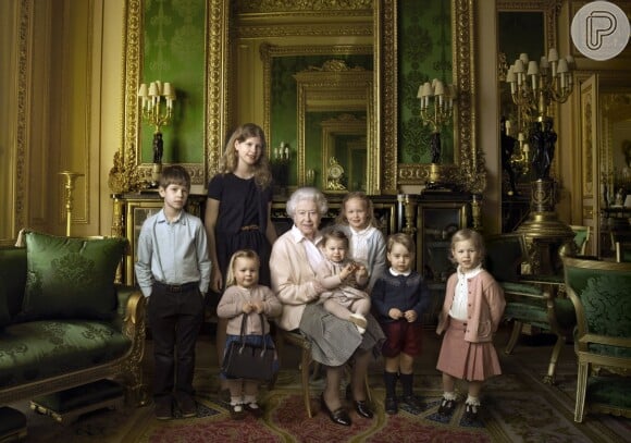 Pricensa Charlotte Elizabeth Diana já posou ao lado da bisavó e do irmão, George