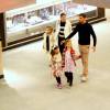 Cauã Reymond passeou com a filha, Sofia, e a mãe, Denise, em shopping do Rio, neste domingo, 1º de maio de 2016