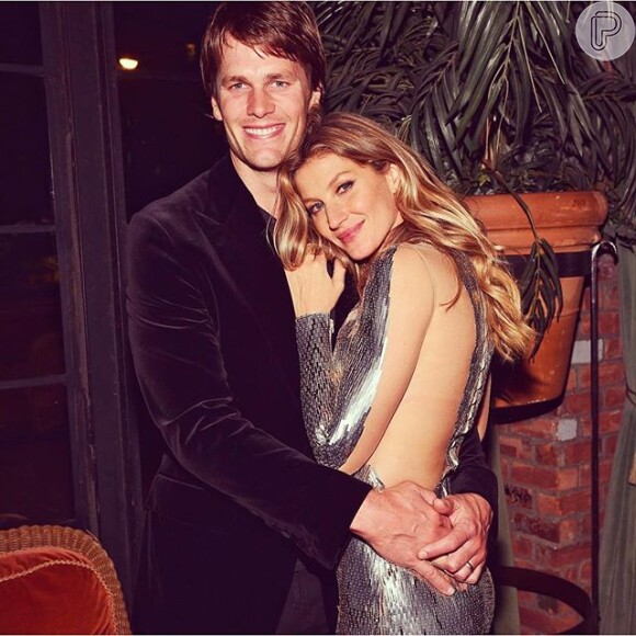Gisele Bündchen e o marido, Tom Brady, em imagem compartilhada pela modelo - que usa um vestido Julien MacDonald - no domingo, 1 de maio de 2016