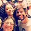 Juliana Alves publicou uma foto em seu Instagram ao lado de Ernani Nunes com grupo de amigos atores