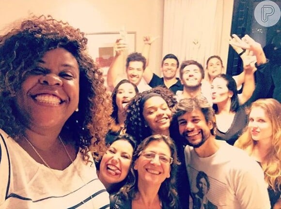 Juliana Alves publicou uma foto em seu Instagram ao lado de Ernani Nunes com grupo de amigos atores