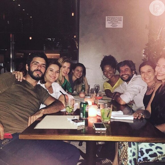Juliana Alves publicou uma foto em seu Instagram acompanhada de amigos e do affair, Ernani Nunes