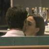 Atriz e o modelo foram fotografados aos beijos pela primeira vez durante jantar em um shopping do Rio dias atrás