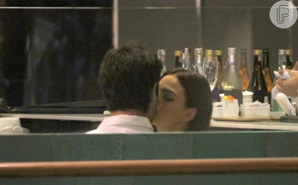 Atriz e o modelo foram fotografados aos beijos pela primeira vez durante jantar em um shopping do Rio dias atrás
