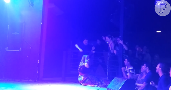 Rosanah desmaiou no palco enquanto cantava 'O Amor e O Poder' em MG