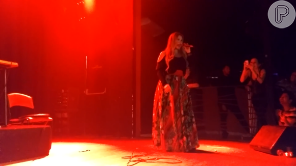 Rosanah cantava 'O Amor e O Poder' em show em Minas Gerais, quando levou um choque e caiu no palco