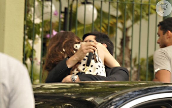 Mateus Solano beija a mulher, Paula Braun, no intervalo de gravação de 'Amor à Vida', em outubro de 2013